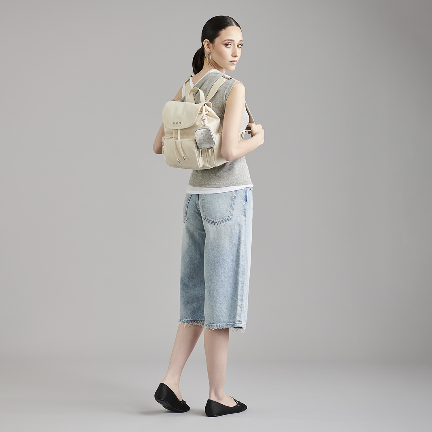 Mochila para mujer casual Gorétt by Chenson Beige con múltiples bolsillos - vista 2