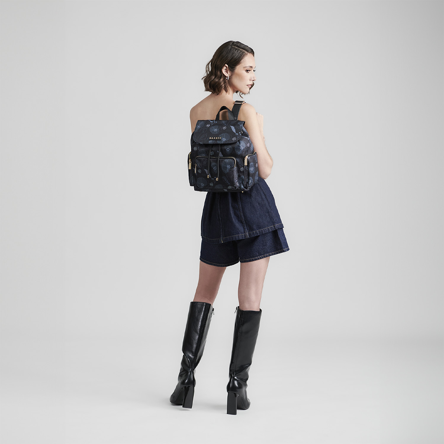 Mochila para mujer casual Gorétt by Chenson color negro con bolsillo frontal - vista 2