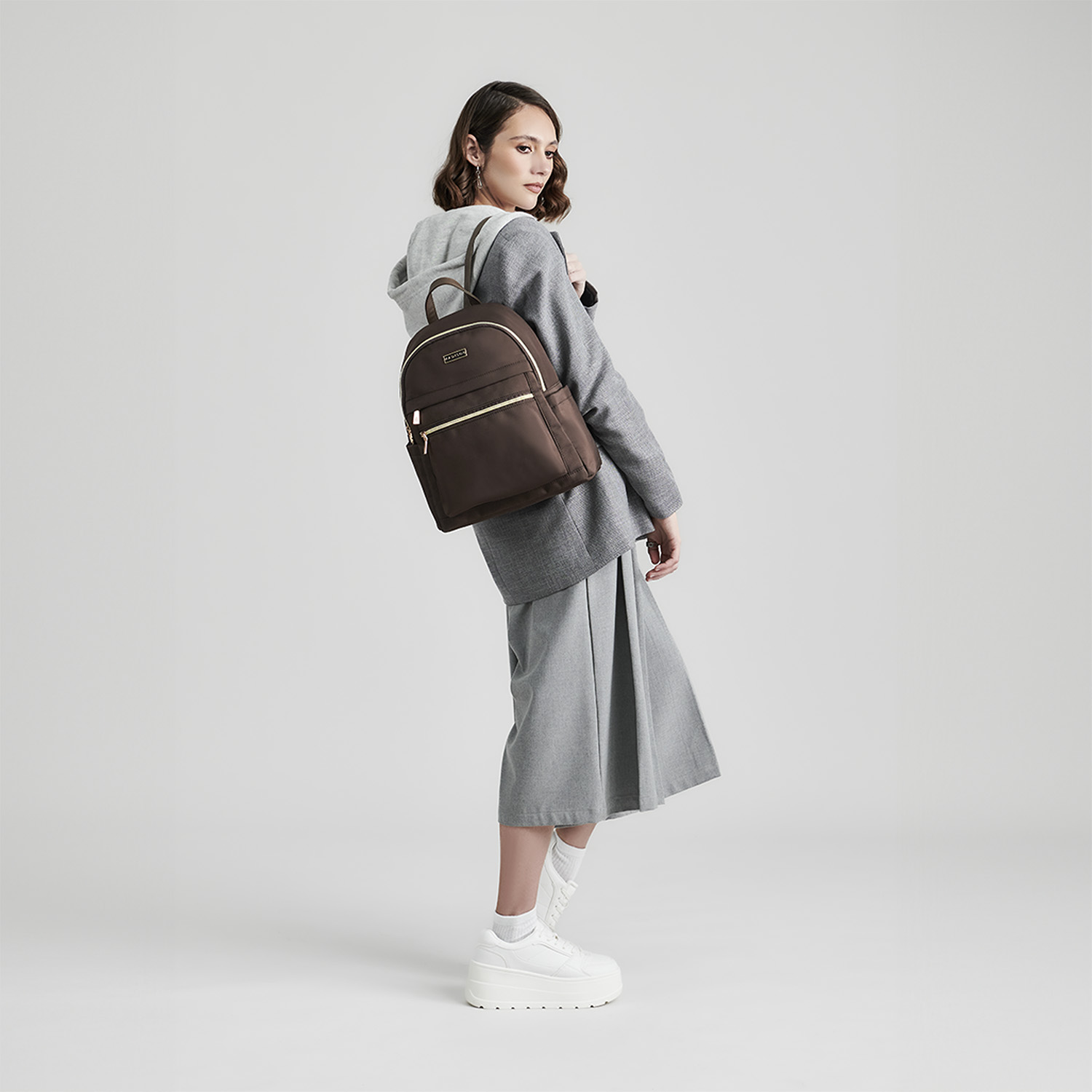 Mochila para mujer casual Madison by Chenson café satinado con múltiples bolsillos - vista 2