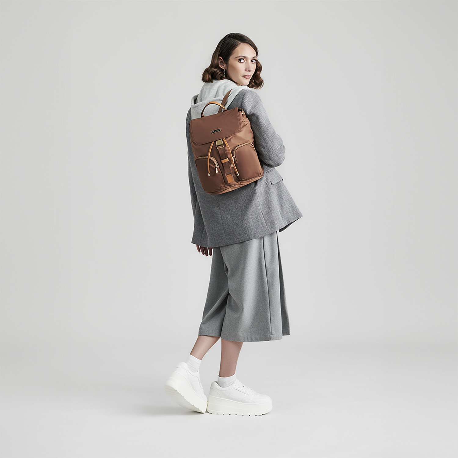 Mochila para mujer casual Madison by Chenson color café con doble bolsillo frontal - vista 2