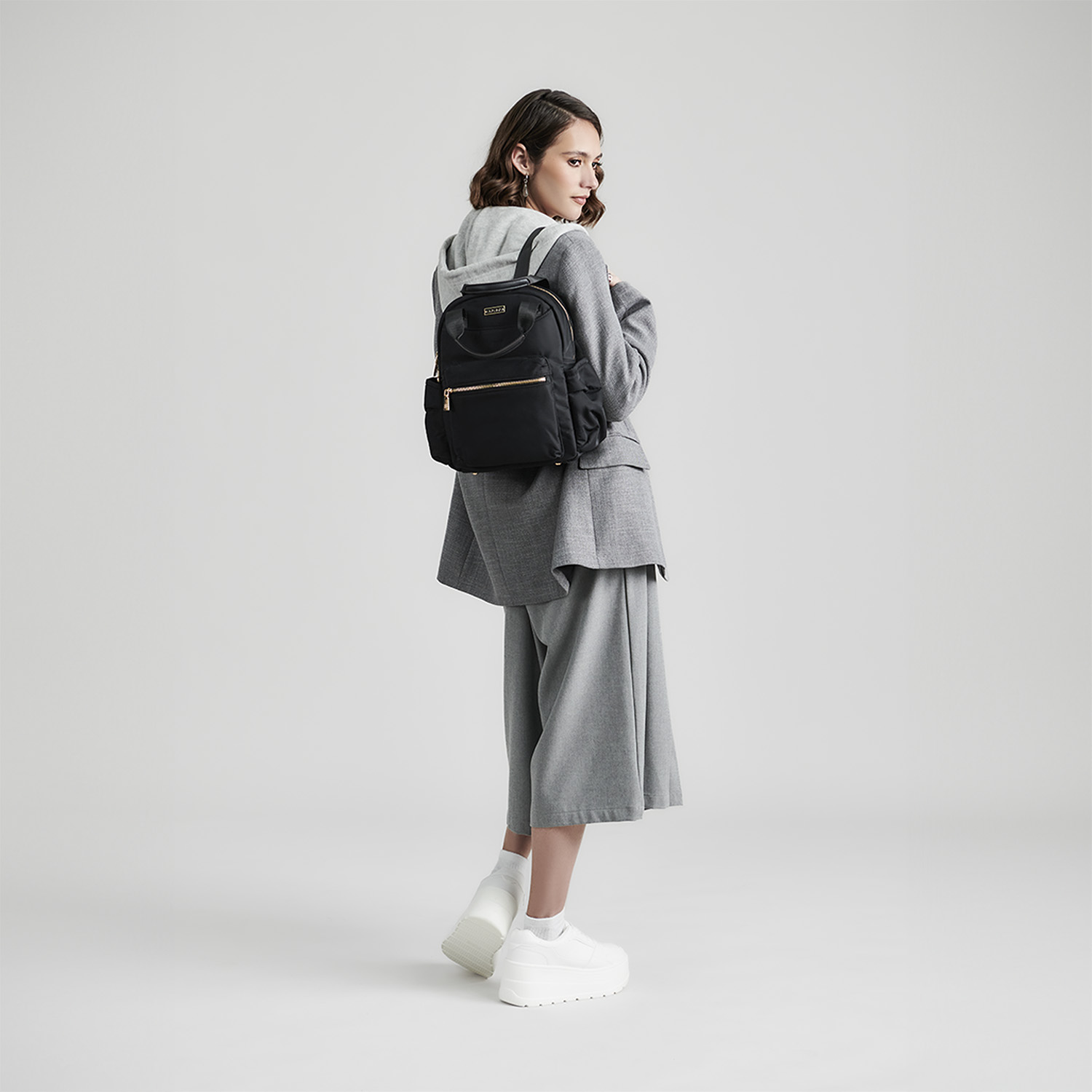 Mochila para mujer casual Madison by Chenson negra con múltiples bolsillos - vista 2